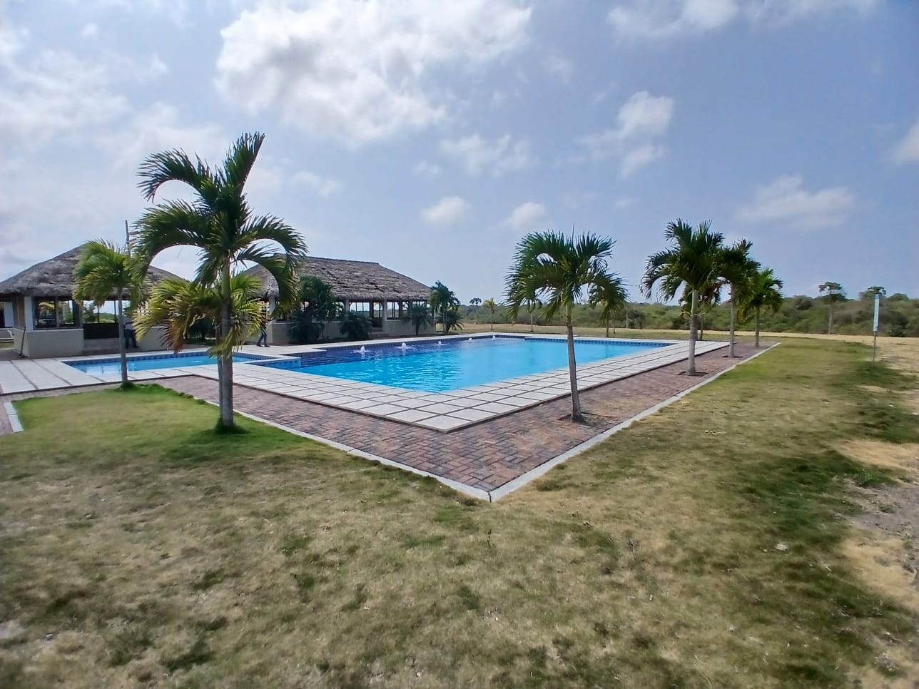 LAS INMOBILIARIAS - Juegan 3 Terrenos Residenciales al Sur de Manta | Actividad #1